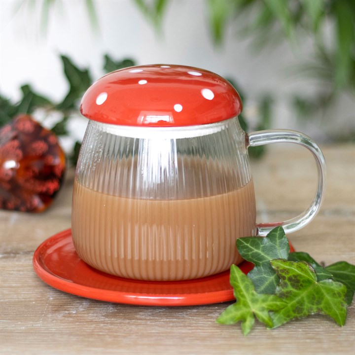 Tasse und Untertasse in Pilzform aus rotem Glas