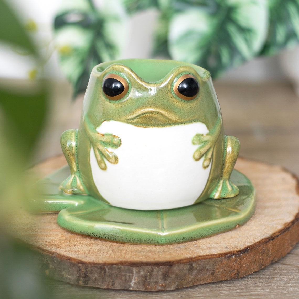 Ölbrenner in Froschform auf einem Seerosenblatt
