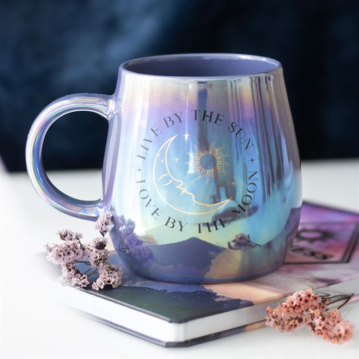 Lebe nach der Sonne, liebe nach dem Mond – schillernde Tasse