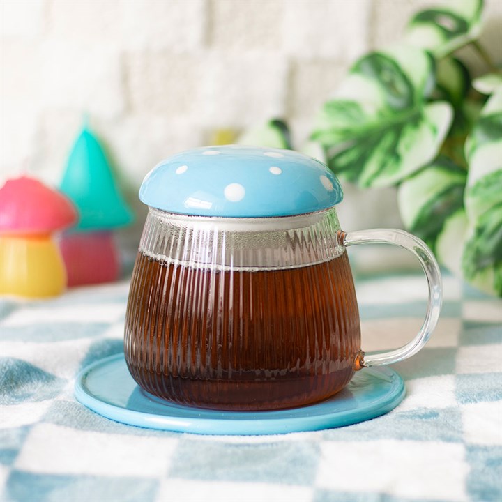 Blauer Glasbecher mit Pilzmotiv und Untertasse