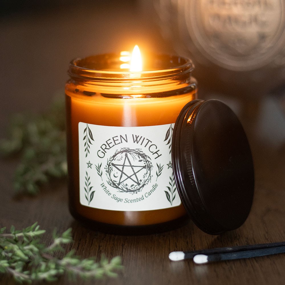 „Green Witch“ – Kerze aus weißem Salbei in bernsteinfarbenem Glas