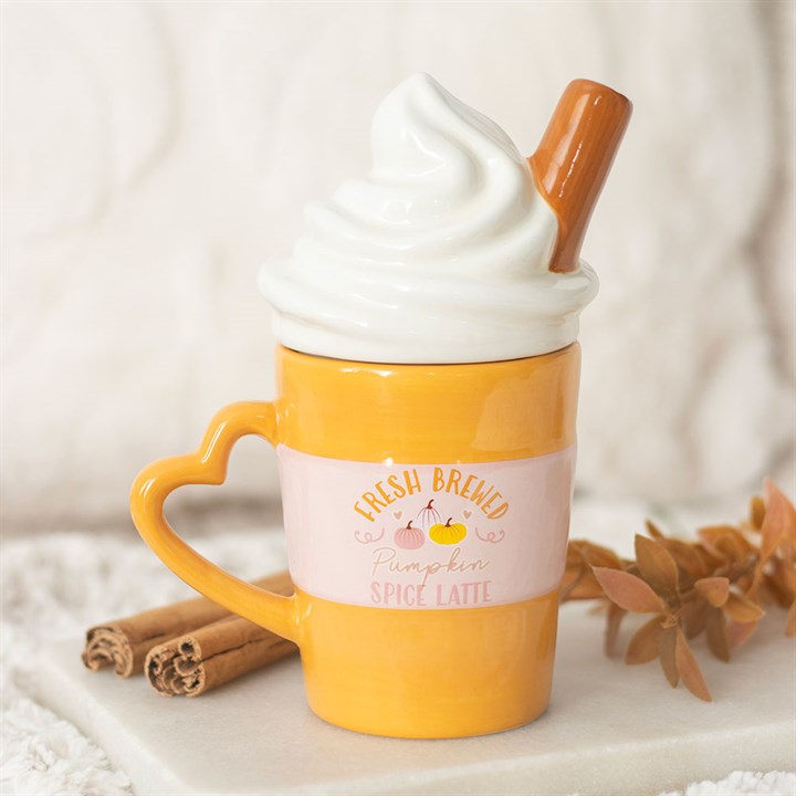 Becher mit Deckel für frisch gebrühten Pumpkin Spice Latte
