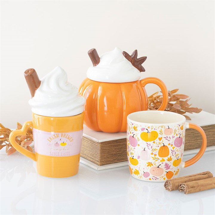 Becher mit Deckel für frisch gebrühten Pumpkin Spice Latte