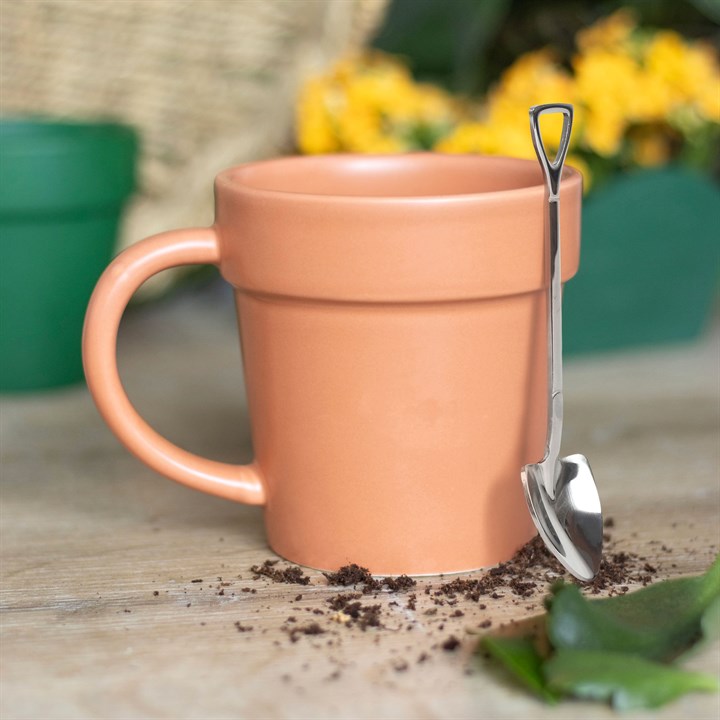 Schlichter Blumentopf, Keramikbecher und Schaufellöffel
