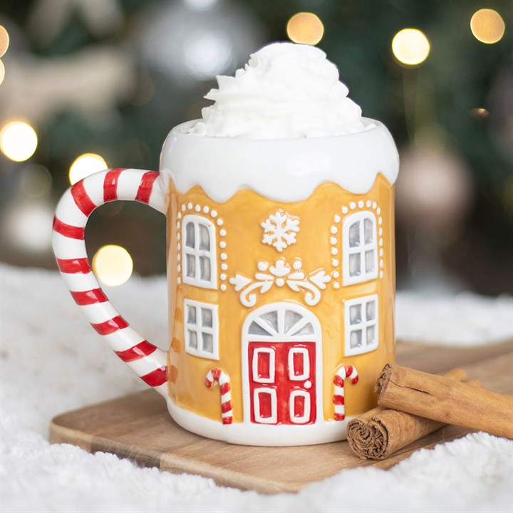 Tasse mit Zuckerstangen-Lebkuchenhaus