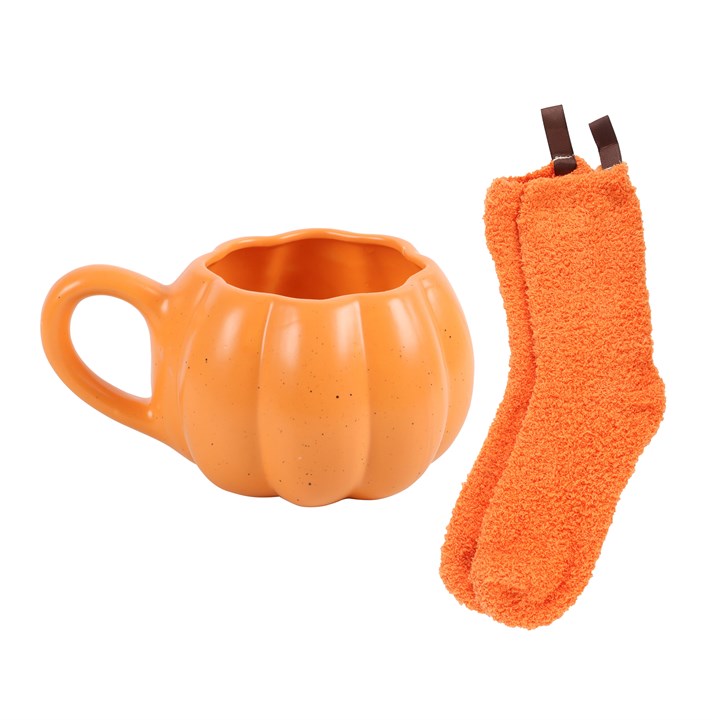 Set aus einer Tasse in Kürbisform und Socken