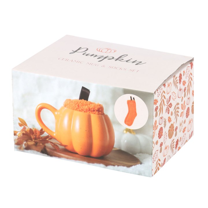 Set aus einer Tasse in Kürbisform und Socken
