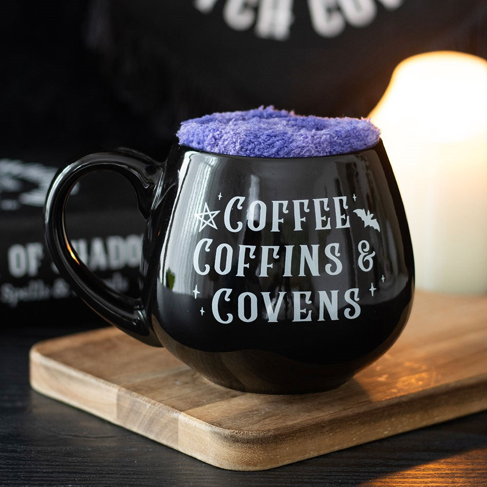 Set aus Tasse und Socken: „Kaffee, Särge & Hexenzirkel“
