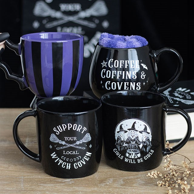 Set aus Tasse und Socken: „Kaffee, Särge & Hexenzirkel“