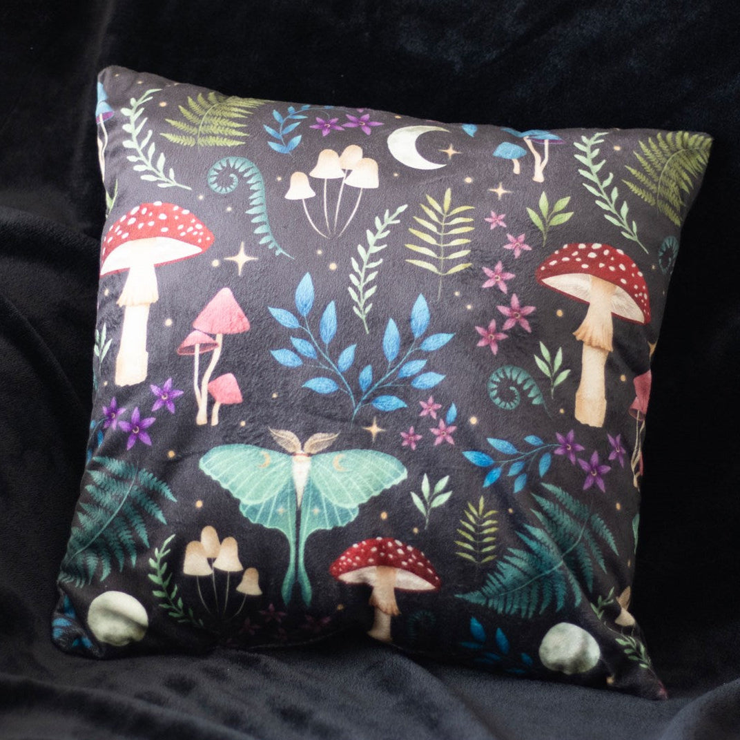 Kissen mit dunklem Waldmotiv