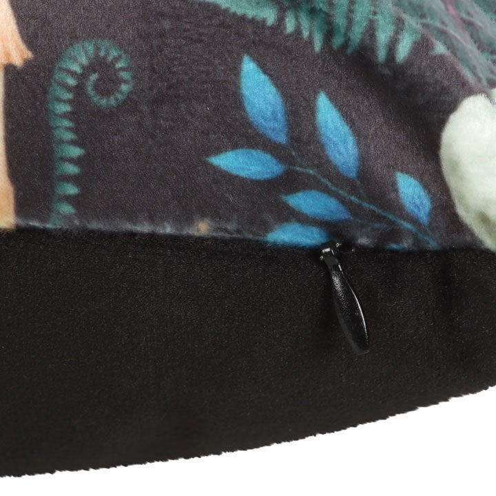 Rechteckiges Kissen mit dunklem Waldmotiv