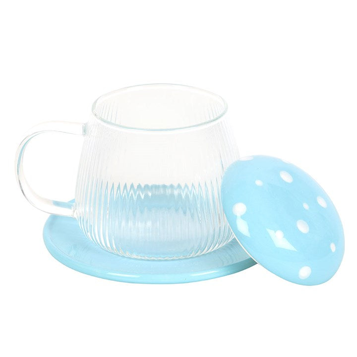 Blauer Glasbecher mit Pilzmotiv und Untertasse
