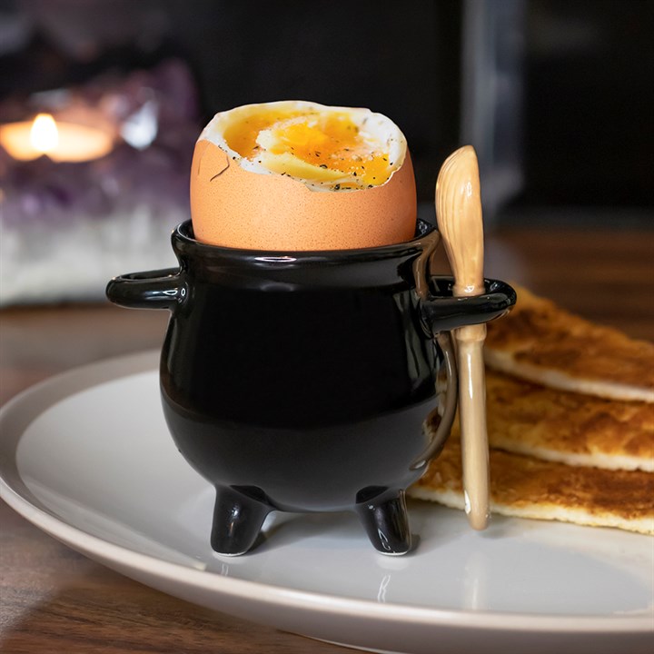 Eierbecher in Kesselform mit Besenlöffel